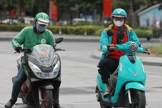 Hà Nội sắp cấm xe máy xăng: Grab khuyến khích dùng xe điện Trung Quốc, Xanh SM chi tiền để tài xế dùng hàng Việt Nam