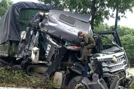 Ô tô tải biến dạng sau va chạm với xe đầu kéo ở TPHCM