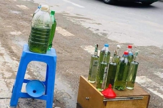 Hà Nội sẽ xử lý nghiêm tình trạng bán xăng dầu bằng chai, lọ trái phép