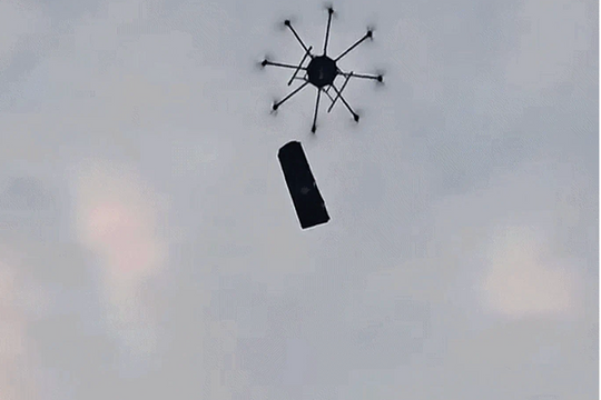 Chi 38 triệu đồng thuê drone bê quan tài nặng 500kg bay lên núi an táng