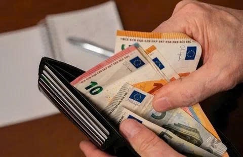 Loạt ngân hàng châu Âu cảnh báo rủi ro khủng hoảng, khuyến nghị người dân giữ tiền mặt cho tình huống khẩn cấp