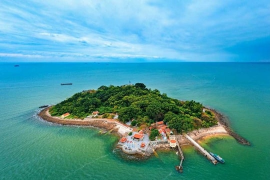 Hòn đảo không có người dân sinh sống nhưng đảm nhận nhiệm vụ quan trọng, sở hữu 'mắt ngọc' 130 năm tuổi
