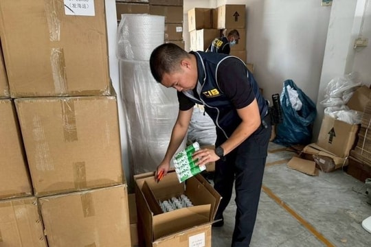 Ngày 9/3, đột kích kho mỹ phẩm giả thu giữ hơn 100.000 sản phẩm: Hàng loạt kem đánh răng, kem dưỡng bị làm nhái rồi bán tràn lên trên các nền tảng mua sắm trực tuyến với giá rẻ