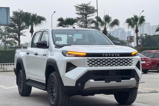Toyota Hilux lần đầu lên đỉnh doanh số bán tải, Ford Ranger đánh mất chuỗi thống trị sau gần 1.500 ngày tại Việt Nam