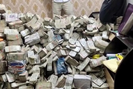 Ấn Độ: Khám xét nhà riêng, thu giữ khẩn cấp hơn 72 tỷ đồng tiền mặt của trợ lý thư ký Bộ trưởng