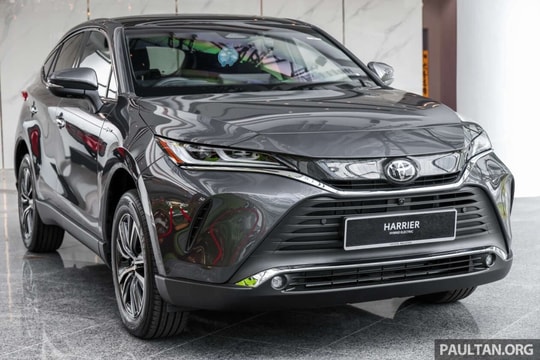 Toyota Venza lộ ảnh thực tế tại Đông Nam Á, giá quy đổi gần 2 tỷ: Có ADAS, tiện nghi xịn nhưng màn hình gây bàn cãi