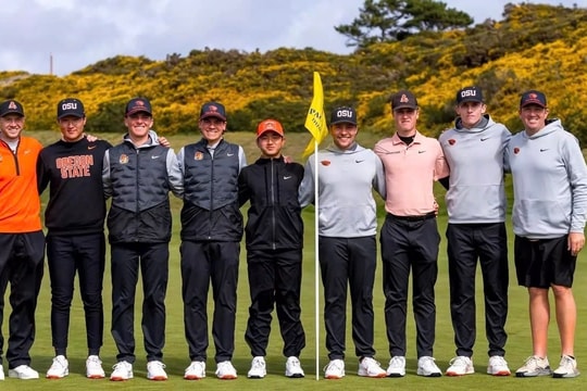 Chủ tịch SSI Nguyễn Duy Hưng chúc mừng tay golf trẻ và câu chuyện 'đầu tư vào con người'