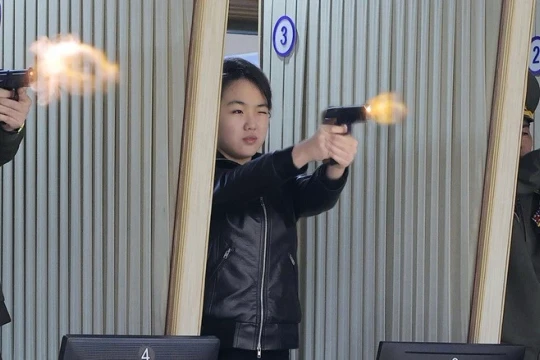 Con gái Chủ tịch Triều Tiên Kim Jong Un thử bắn súng lục