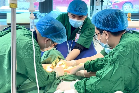 Đi khám vì nuốt nghẹn, người đàn ông bất ngờ suy hô hấp nguy kịch, phải mở khí quản cấp cứu