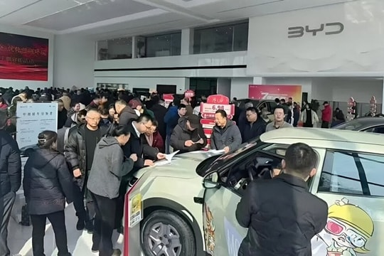 Xe điện sạc nhanh như đổ xăng là có thật? Khách kéo đến chật cứng tại đại lý BYD để kiểm chứng 2 điều