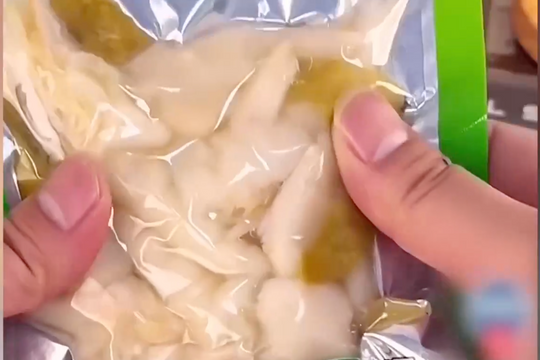 Sự thật gây sốc bên trong xưởng sản xuất món chân gà 'hot trend', rất nhiều người yêu thích: Tẩy trắng bằng oxy già, công nhân nói không dám ăn