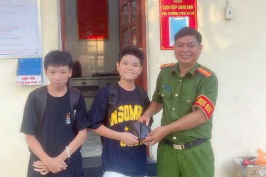 Hai học sinh lớp 8 ở Đồng Nai trả lại ví tiền cho người đánh rơi