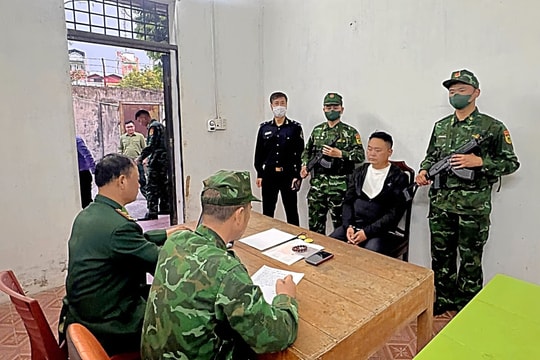 Bắt khẩn cấp người đàn ông nước ngoài khi vừa nhập cảnh vào Việt Nam