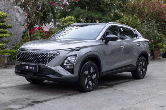Cận cảnh Omoda C5 bản hybrid: Cần số sau vô lăng, đón bão giá xăng, thách thức phá vỡ thế độc tôn của xe Nhật