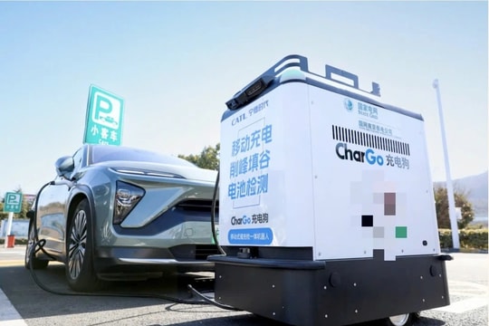 Robot sạc 'biết chạy' giải bài toán thiếu trạm sạc ở chung cư cũ: Xe điện chỉ cần đỗ, trụ sạc tự tìm đến tận nơi