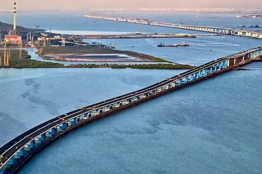 17.000 công nhân, 1.500 kỹ sư hoàn tất xây dựng cầu vượt biển dài 22km, rút ngắn hành trình từ 2 giờ xuống 20 phút