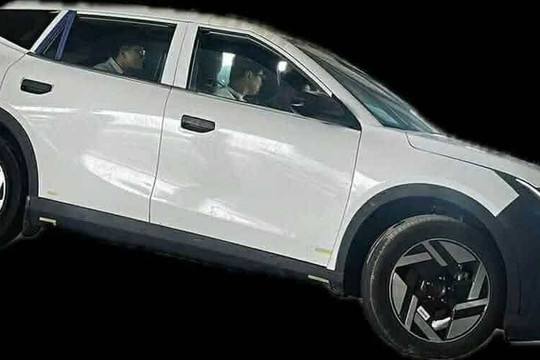 Lộ xe VinFast chạy thử với diện mạo mới: Dáng VF 6, đèn kiểu VF 8, mâm giống MPV 7