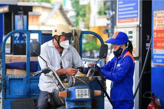 Giá xăng vượt 30.000 đồng/lít, tăng mạnh nhất từ 2022