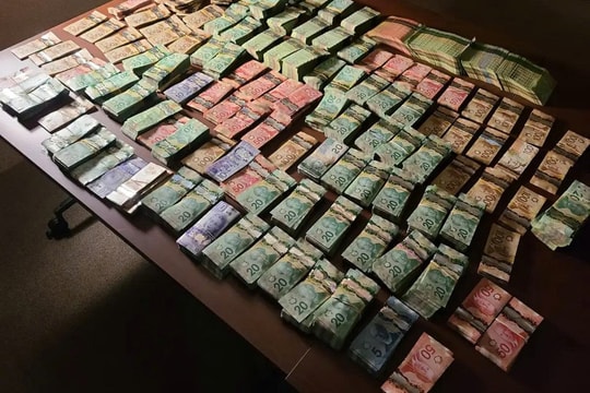 Canada: Khám xét xe tải trên cao tốc, thu giữ khẩn cấp hơn 17 tỷ đồng tiền mặt trong túi hút chân không