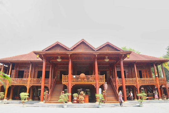 Huy động 20.000 công lao động, 500m³ gỗ quý từ Lào cùng 10.000 lượt thợ để xây ngôi nhà gỗ lim lớn nhất Việt Nam