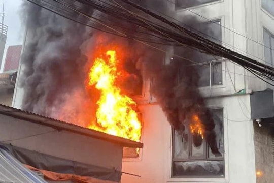 Hà Nội: Lửa bùng dữ dội tại ngôi nhà 7 tầng trên đường Lĩnh Nam