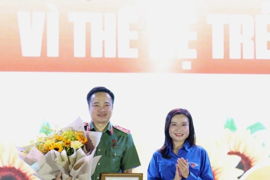 Trung tướng Mai Hoàng nhận Kỷ niệm chương 'Vì thế hệ trẻ'