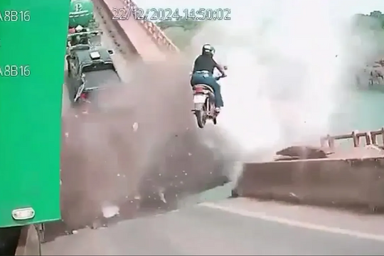 Cây cầu đột ngột gãy sập khiến 14 người chết, 3 người mất tích, 3 xe máy, 1 ô tô con cùng 5 xe tải bị hất văng xuống sông