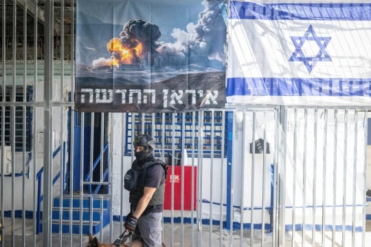 Thiếu niên 14 tuổi bị truy tố vì làm gián điệp, sơn khẩu hiệu cho Iran để lấy tiền, Israel không kích trung tâm tàu ngầm