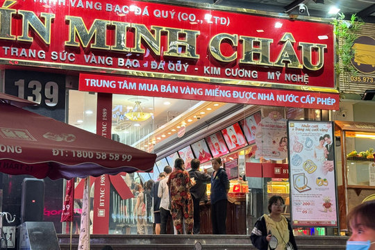 Nhiều cửa hàng Bảo Tín Minh Châu đóng cửa bất thường, công an đến làm việc
