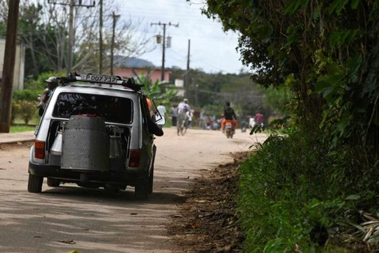 Cận cảnh chiếc ô tô chạy bằng than củi vượt quãng đường 85km không cần một giọt xăng