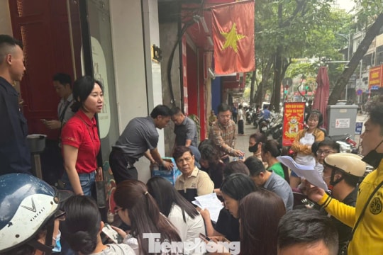 Dòng người thấp thỏm trên ‘phố vàng’ trước giờ Bảo Tín Minh Châu mở cửa