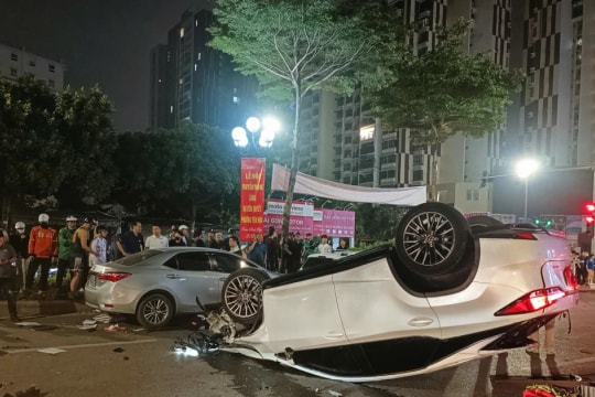 Hà Nội: Ô tô Lexus gây tai nạn liên hoàn trên phố Trung Kính rồi lật ngửa