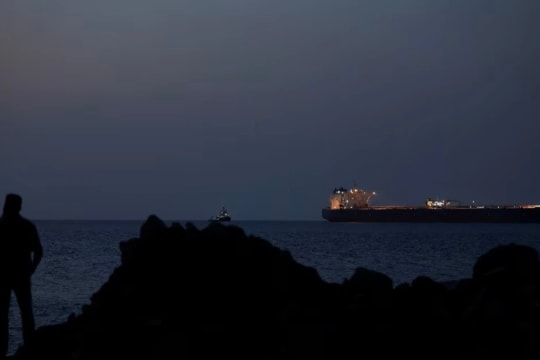Iran soạn luật thu phí tàu qua eo biển Hormuz, châu Á chật vật trong cơn ‘khát’ dầu