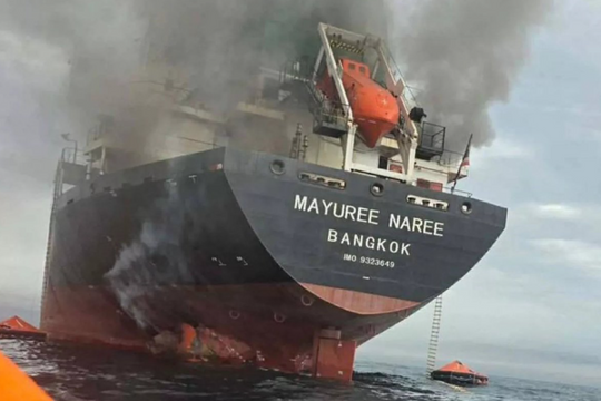 Tàu lớn của Thái Lan cháy như đuốc ở eo biển Hormuz vì trúng tên lửa Iran, 3 thủy thủ đoàn vẫn mất tích