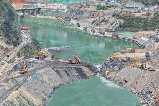 Láng giềng Việt Nam chặn đứng dòng sông 1.300km trong chưa đầy 30 giờ, xây cùng lúc 2 ‘siêu công trình’ đáp ứng nhu cầu của 8 triệu hộ gia đình, đóng góp hơn 4.500 tỷ tiền thuế