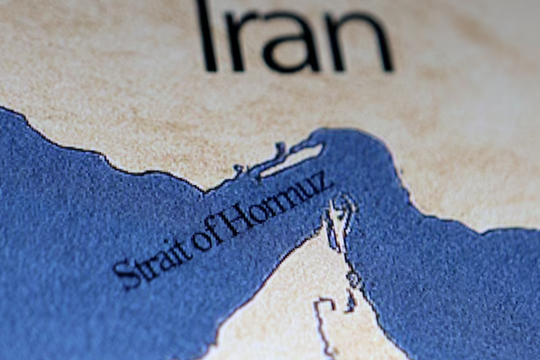 Nóng: Iran tuyên bố đóng cửa eo biển Hormuz