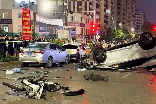 Tạm giữ hình sự tài xế Lexus tông liên hoàn 5 ô tô, xe máy ở Hà Nội