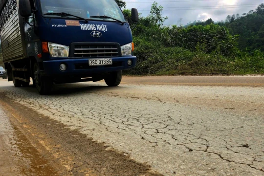 Quốc lộ 15 xuống cấp, chi chít ổ gà, ổ voi