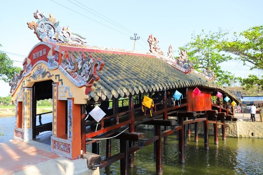 Việt Nam có cây cầu gỗ quý 250 năm tuổi do một người phụ nữ góp tiền xây dựng, được công nhận Di tích Quốc gia, in trên tem bưu chính