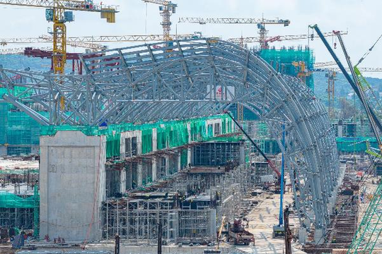 Huy động 2.500 công nhân hối hả 'vượt nắng, thắng mưa', xây công trình quan trọng phục vụ sự kiện thu hút hàng chục nguyên thủ quốc gia và hơn 2.000 doanh nghiệp lớn