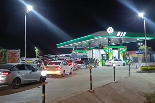 Người dân Thái Lan xếp hàng dài đổ xăng thâu đêm, Chính phủ rót hơn 16.070 tỷ đồng trợ cấp vẫn như ‘muối bỏ bể’