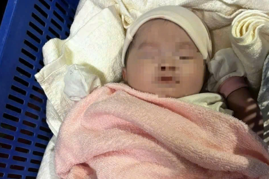 Bé sơ sinh bị bỏ rơi trước cổng nhà dân, kèm thư tay 'con là sinh viên, trót dại'