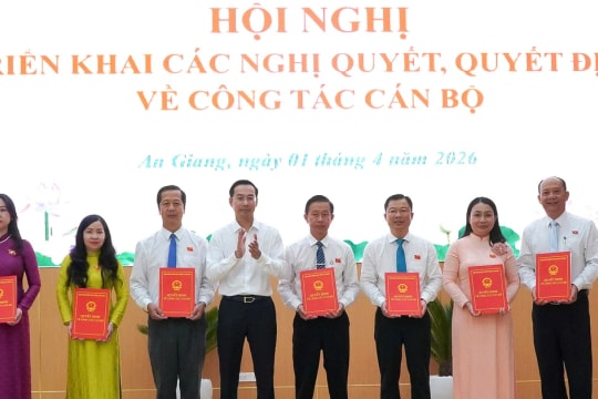 Thường trực HĐND tỉnh An Giang công bố nghị quyết về công tác cán bộ