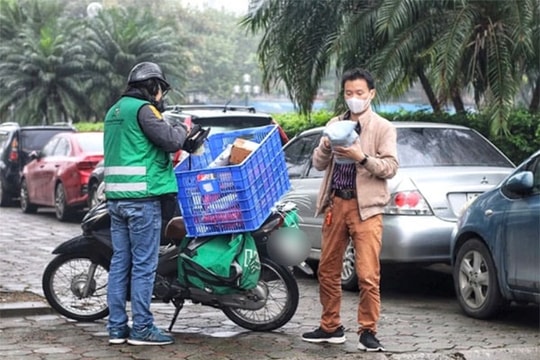 Nhân viên giao hàng của các nền tảng thương mại điện tử phải tham gia BHXH bắt buộc