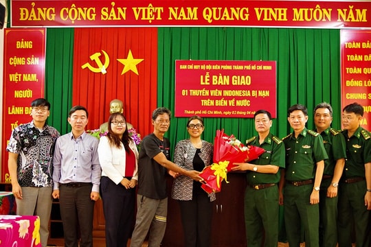 Bàn giao thuyền viên bị nạn trên biển cho Tổng Lãnh sự quán Indonesia