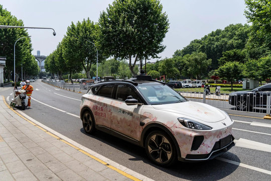 Thử nghiệm taxi không người lái lớn nhất thế giới gặp sự cố: Robotaxi đột ngột dừng lại, hành khách hoảng hồn vì mắc kẹt giữa cao tốc