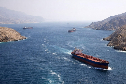 Iran lập trạm thu phí ở Hormuz: Tàu dầu phải trả hàng triệu USD, thanh toán bằng nhân dân tệ mới được qua