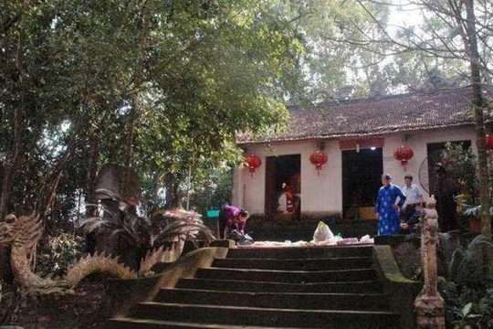 Vị hoàng đế đầu tiên trong lịch sử Việt Nam, được thờ tại ngôi đền là Di tích Quốc gia nổi tiếng