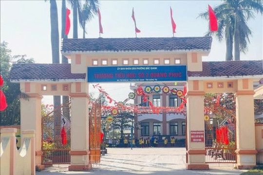 Tạm đình chỉ một hiệu trưởng trường tiểu học do nghi vấn ‘chạy hợp đồng’