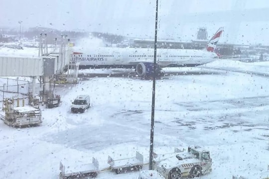 Máy bay hạ cánh khẩn cấp, hàng trăm hành khách bị kẹt giữa thời tiết -10°C suốt 2 ngày